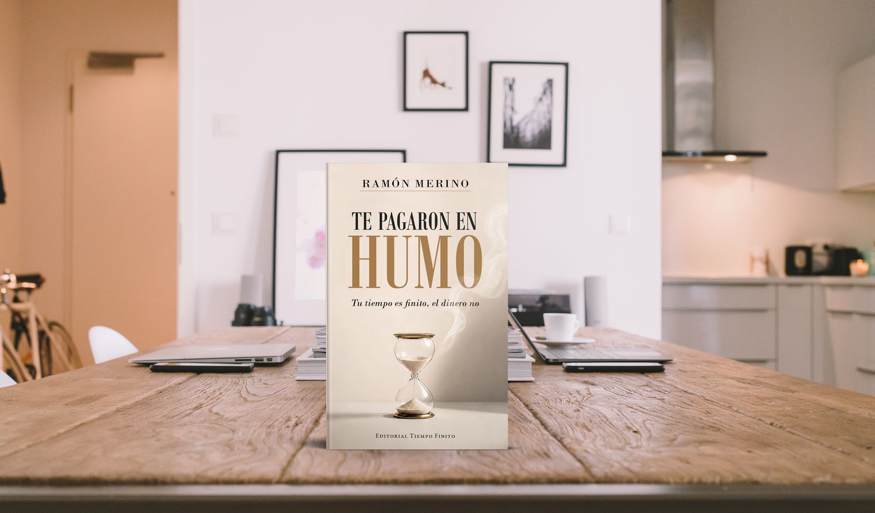 El libro Te pagaron en humo sobre una mesa de trabajo